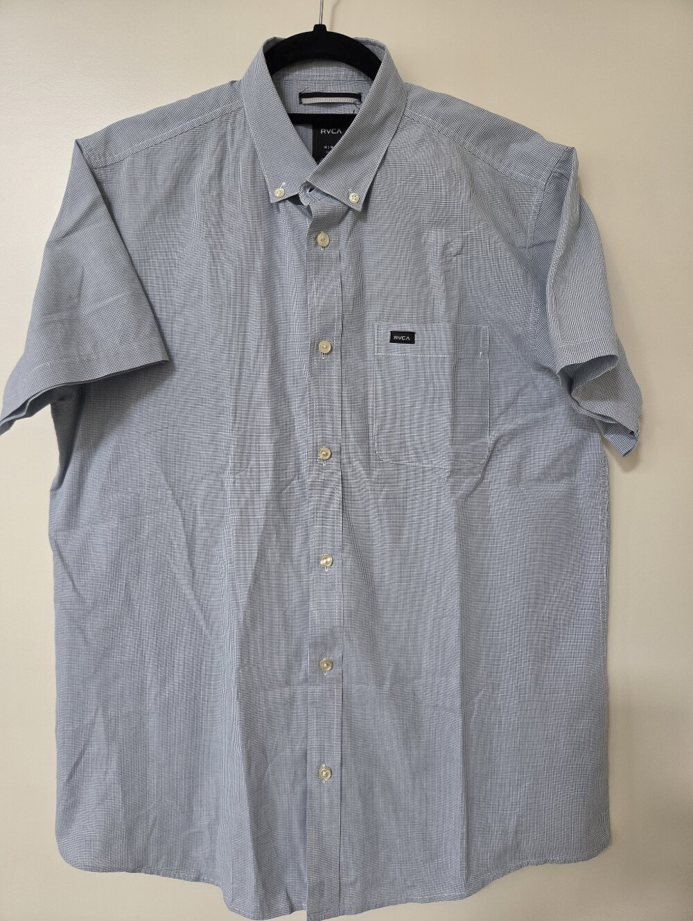 RVCA Men’s Button-Down Short Sleeve Shirt in Light Blue Medium